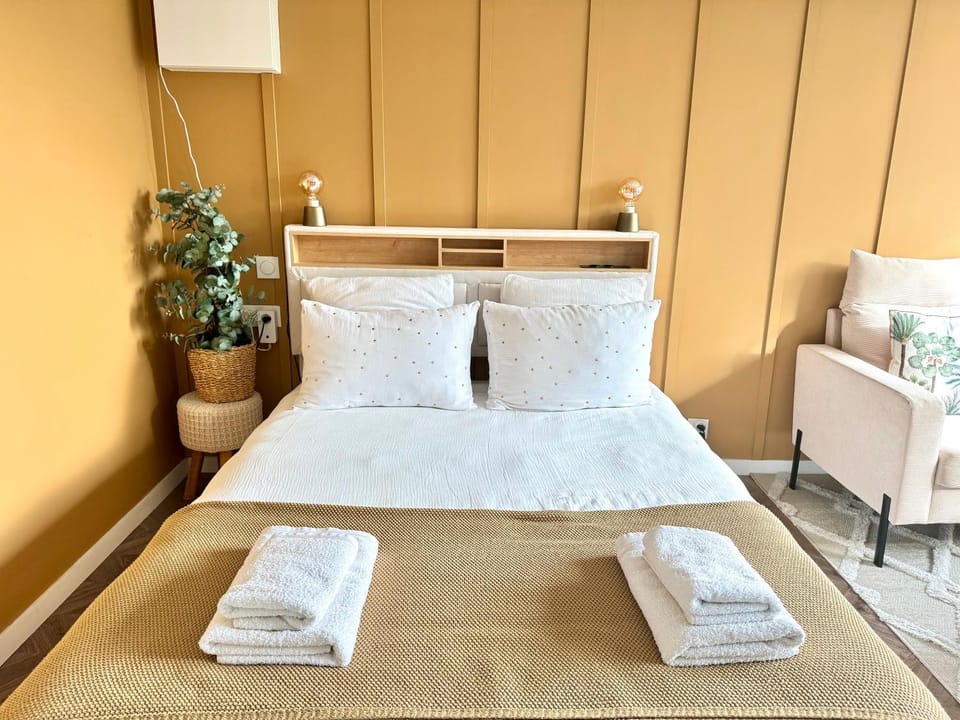 La Petite Oasis - pour 2pers - 2km du Centre Juno Beach et plage du Débarquement - 10min à pieds du centre ville & de la plage - balcon - exposition sud - stationnement & wifi gratuits Apartment in Courseulles-sur-Mer