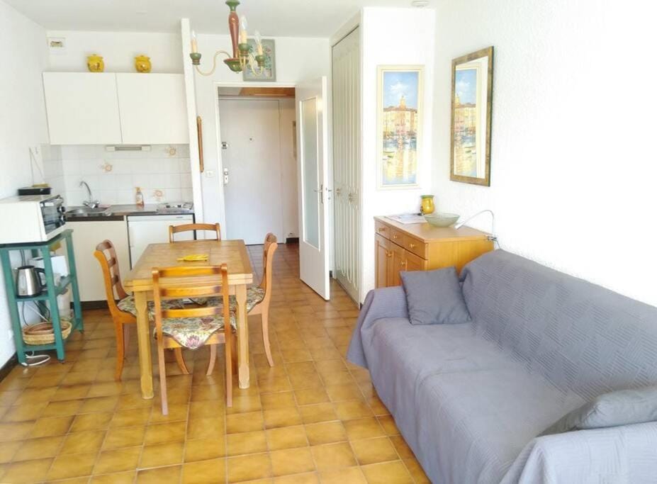 Kitchen or kitchenette, Living room