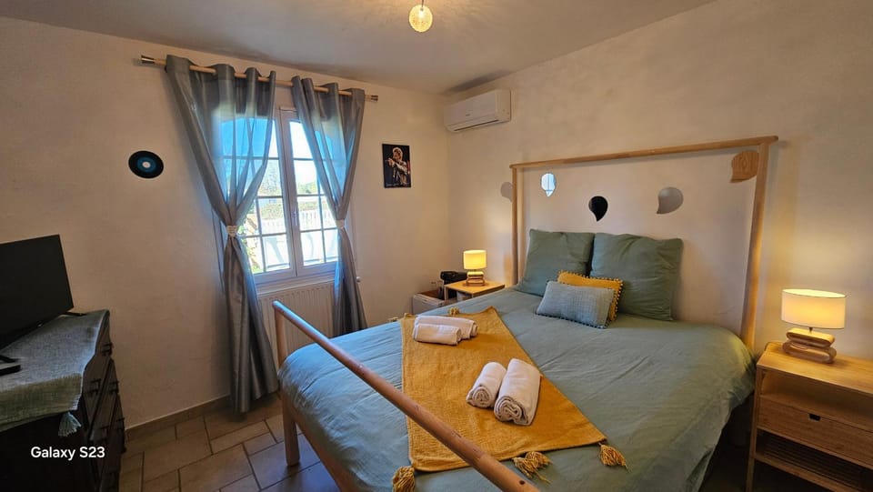Bed, TV and multimedia, Photo of the whole room, Bedroom, towels, air conditioner