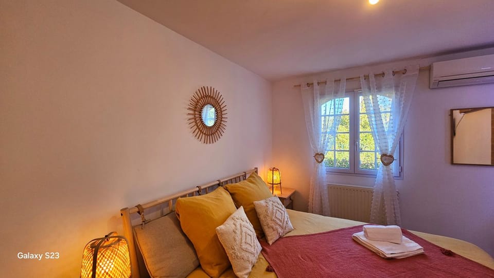 Bed, Photo of the whole room, Bedroom, Garden view, towels, air conditioner