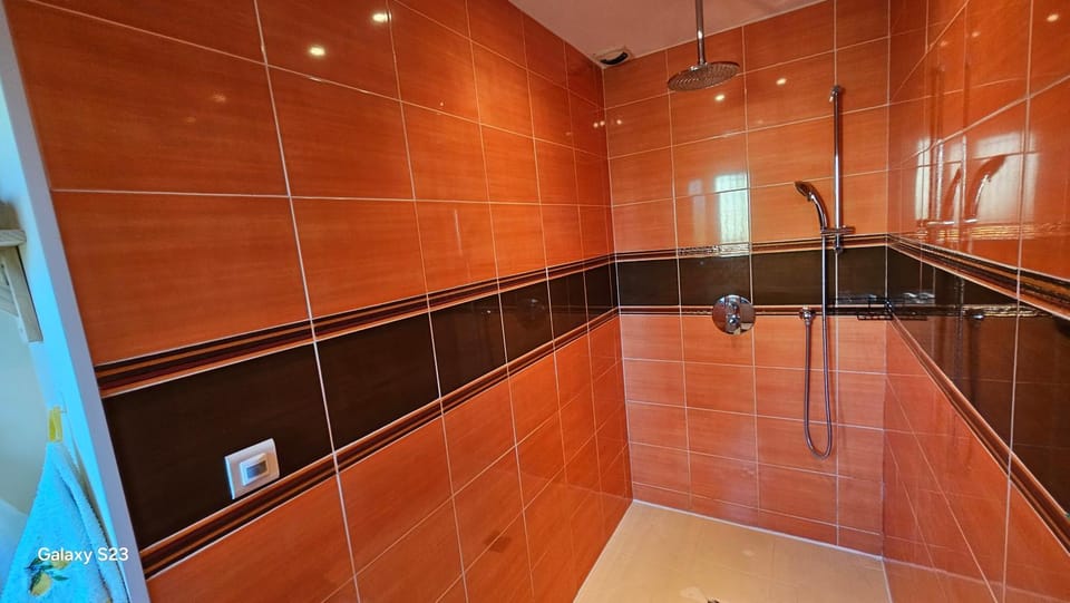 Shower, Bathroom, Breakfast