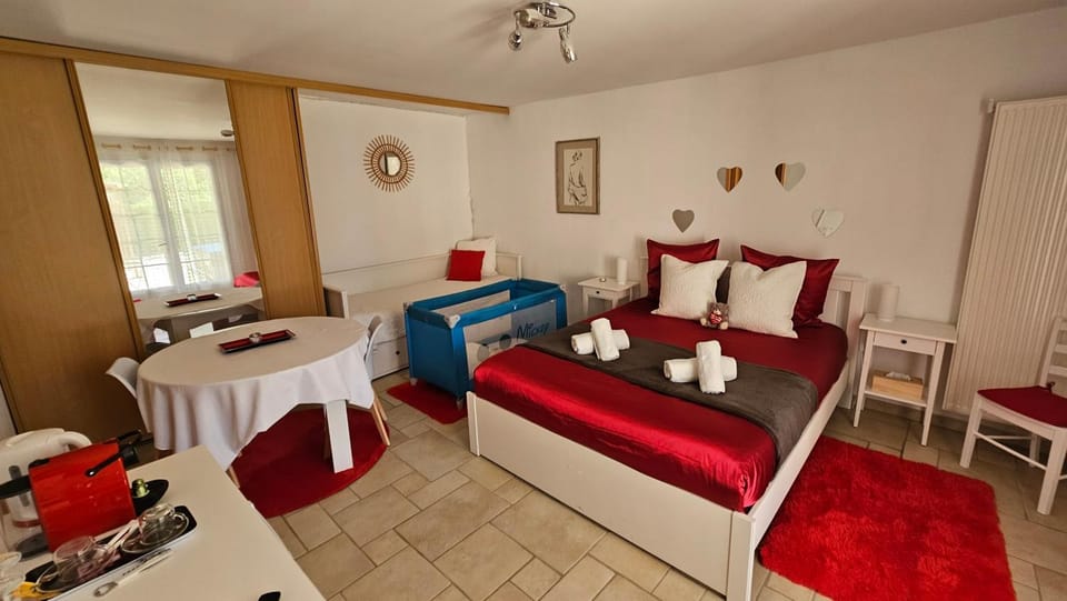 Bed, Photo of the whole room, Dining area, Bedroom