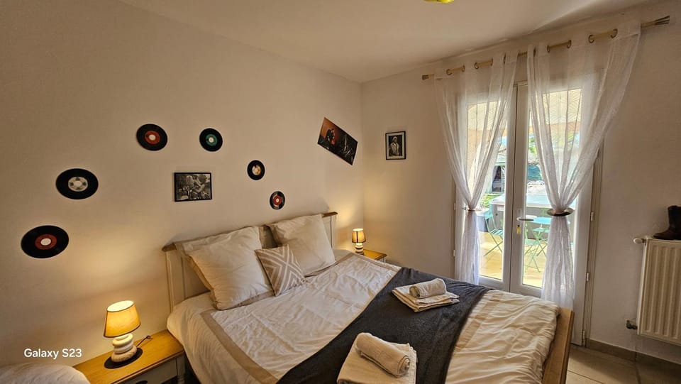 Property building, Bed, Photo of the whole room, Bedroom, Garden view, Pool view, towels