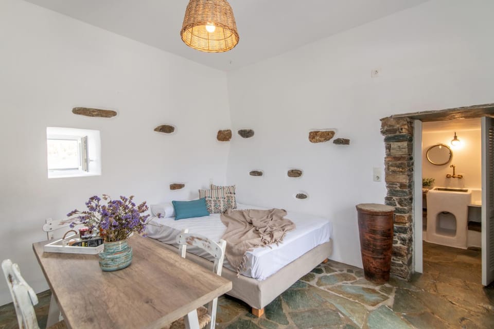Bed, Living room, Photo of the whole room, Seating area, Bedroom