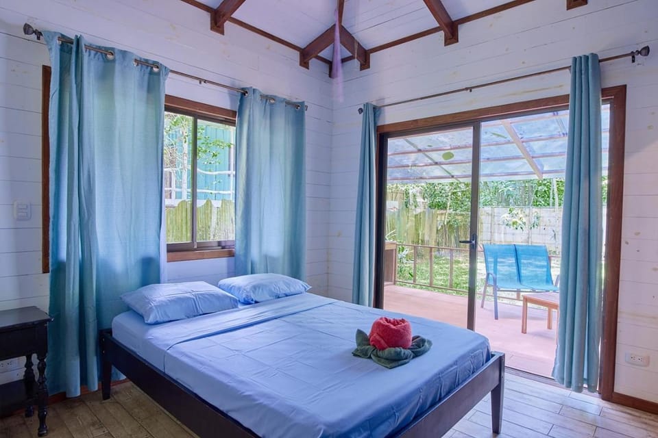 Bed, Bedroom, Swimming pool