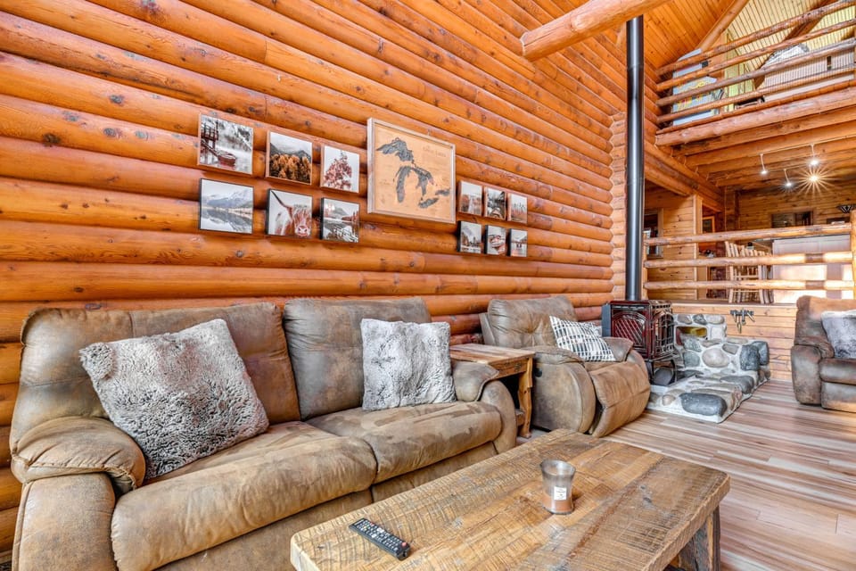 Magical Metamora Cottage w/ Fire Pit, Pond, Deck! House in Michigan