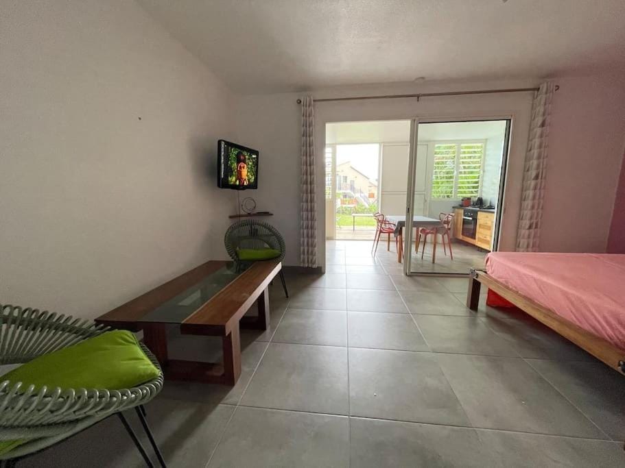 Communal lounge/ TV room, Bed, TV and multimedia, Living room, Photo of the whole room, Seating area, Bedroom