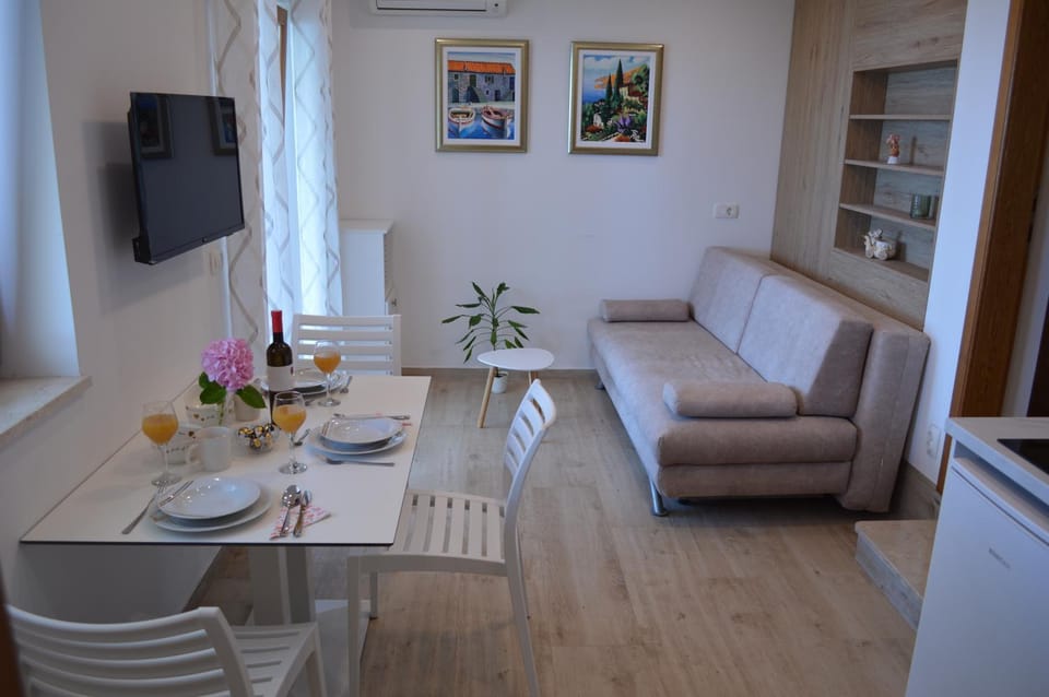 TV and multimedia, Living room, Seating area, Dining area, air conditioner