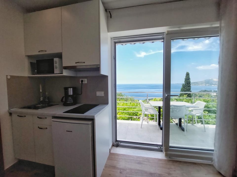 Coffee/tea facilities, View (from property/room), Balcony/Terrace, Kitchen or kitchenette, Sea view, minibar, stove, toaster