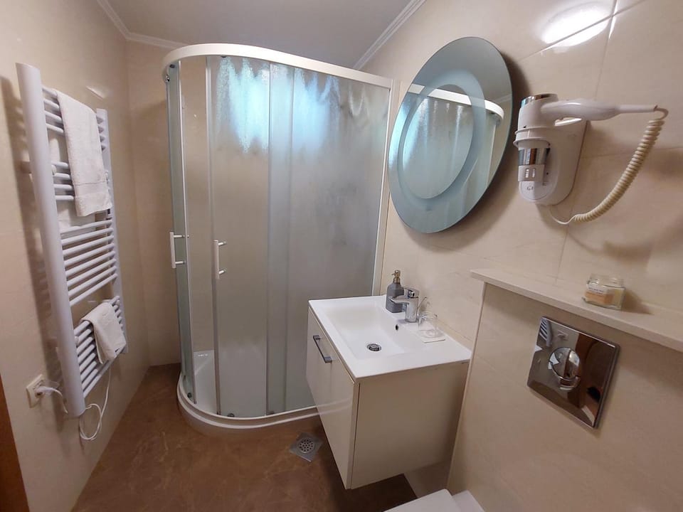 Shower, Toilet, Bathroom, towels