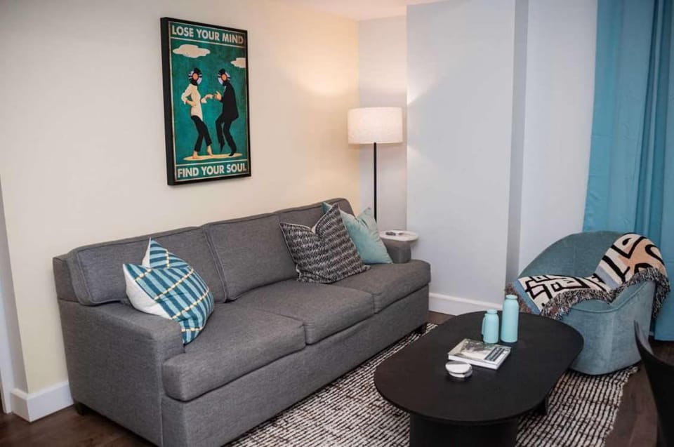 Fun Cozy 1 Br King Apts - 1 25 Mile Walk to TIAA Bnk Fld Apartment in Jacksonville