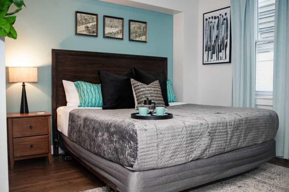 Fun Cozy 1 Br King Apts - 1 25 Mile Walk to TIAA Bnk Fld Apartment in Jacksonville