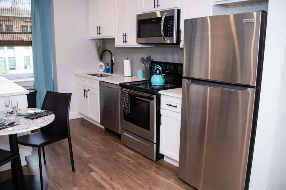 Fun Cozy 1 Br King Apts - 1 25 Mile Walk to TIAA Bnk Fld Apartment in Jacksonville