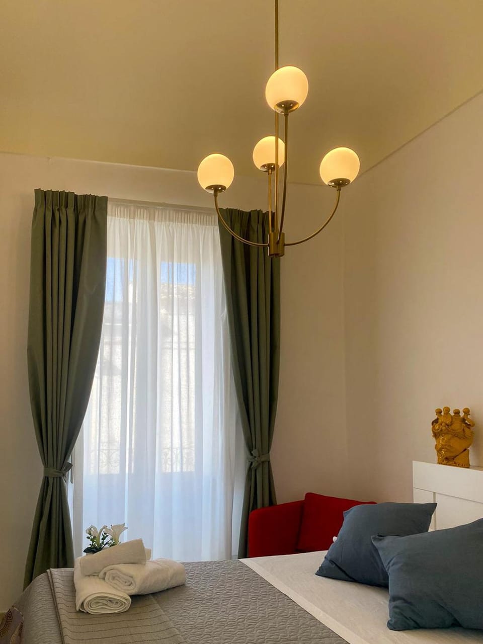 Bed, Photo of the whole room, Bedroom, towels