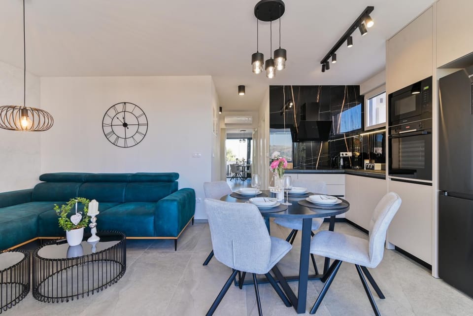 Kitchen or kitchenette, Living room, Seating area, Dining area, minibar, pet friendly