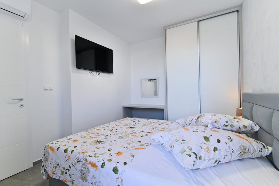 Bed, TV and multimedia, Photo of the whole room, Bedroom, wardrobe, air conditioner