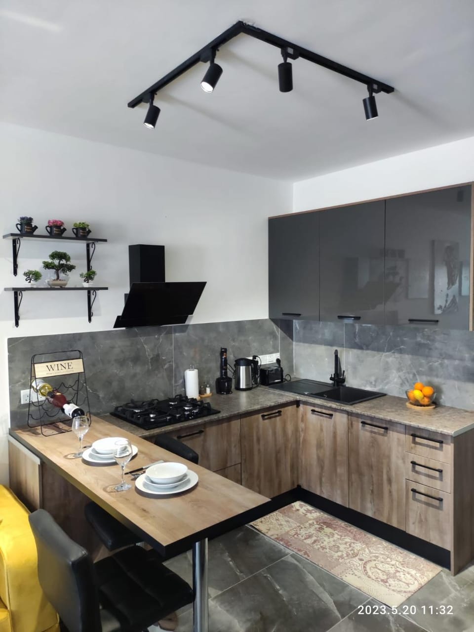 Kitchen or kitchenette, Dining area, stove