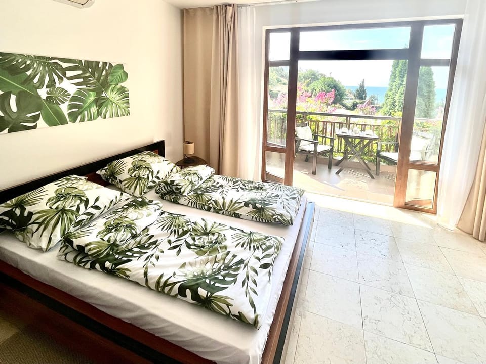 View (from property/room), Balcony/Terrace, Bedroom