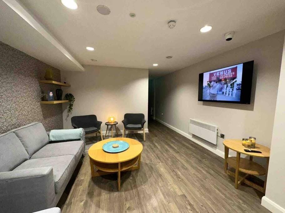 Communal lounge/ TV room, TV and multimedia, Living room