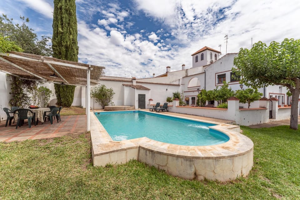 Property building, Patio, Garden, Garden view, Pool view, Swimming pool, sunbed