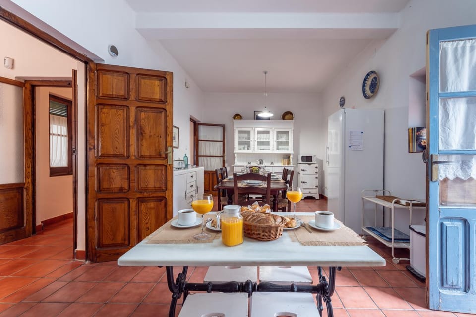 Kitchen or kitchenette, Food and drinks, Seating area, Dining area, Food, Drinks