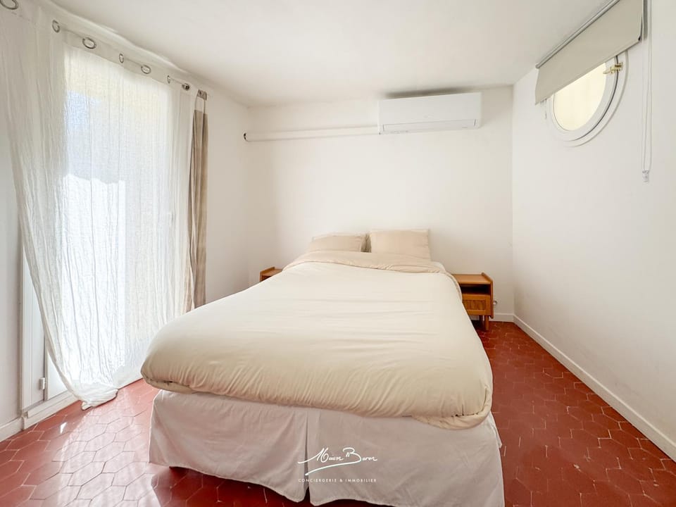 Bed, Photo of the whole room, Bedroom, air conditioner
