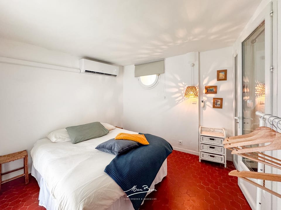 Bed, Photo of the whole room, Decorative detail, Decorative detail, Bedroom, towels, air conditioner
