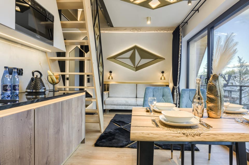 Coffee/tea facilities, Kitchen or kitchenette, Living room, Seating area, Dining area