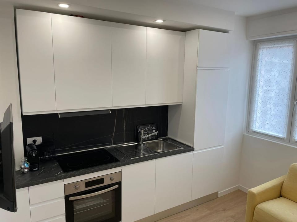 Kitchen or kitchenette, dishwasher, oven, pet friendly, stove