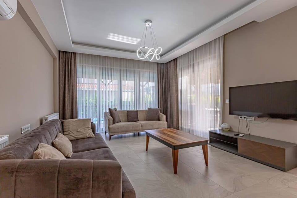 Communal lounge/ TV room, TV and multimedia, Living room, Seating area, air conditioner