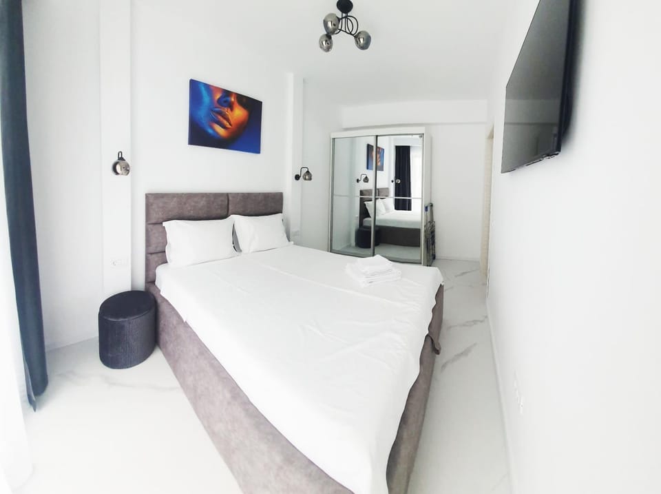 Bed, TV and multimedia, Photo of the whole room, Bedroom