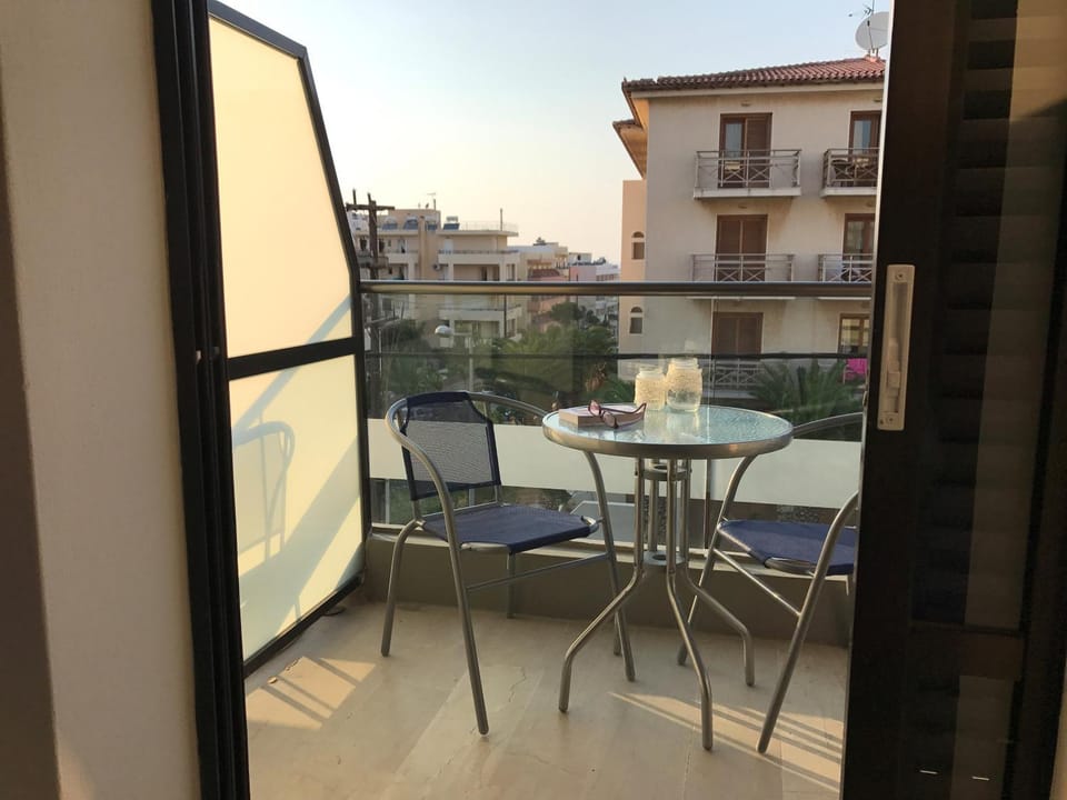 Day, View (from property/room), Balcony/Terrace, Seating area, Dining area, City view