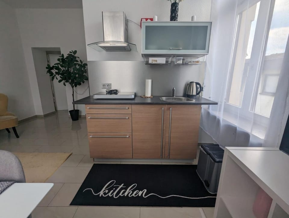 Coffee/tea facilities, Kitchen or kitchenette, stove