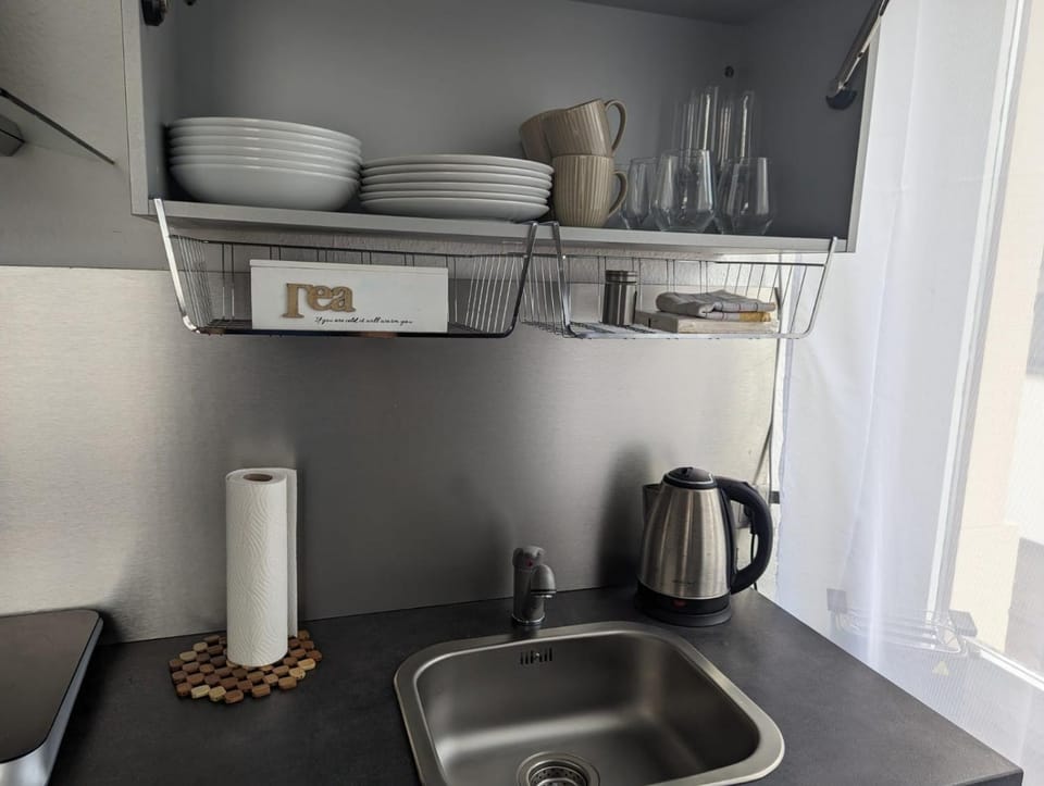 Coffee/tea facilities, Kitchen or kitchenette, stove