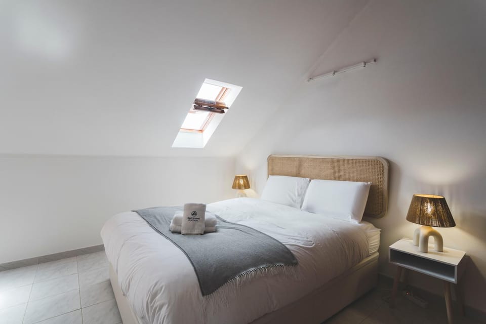 Bed, Photo of the whole room, Bedroom, towels
