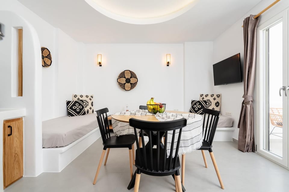 TV and multimedia, Living room, Seating area, Dining area