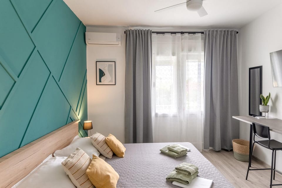Bed, Photo of the whole room, Bedroom, towels, air conditioner