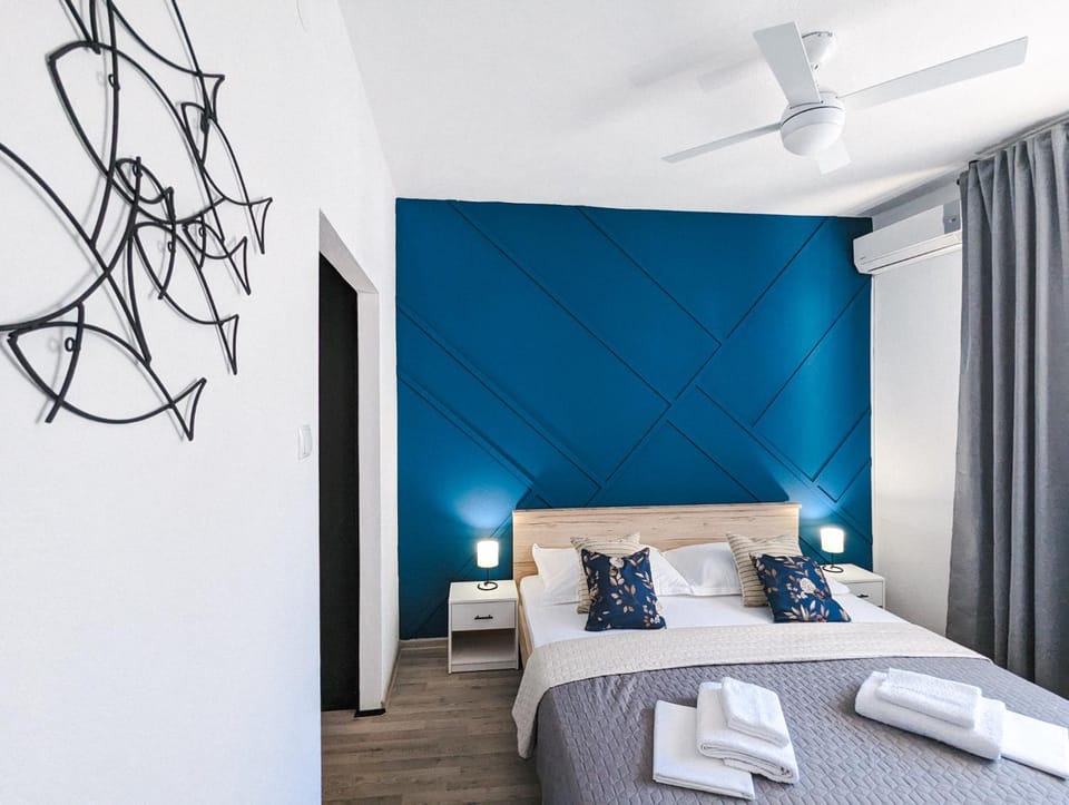 Bed, Bedroom, fireplace, towels