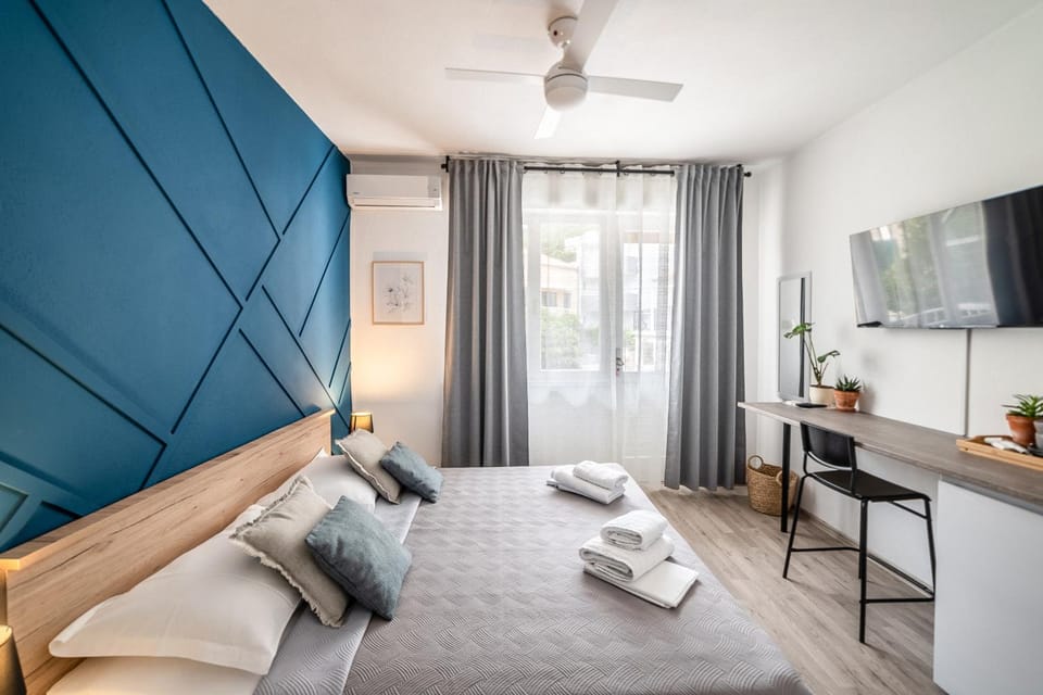 Bed, TV and multimedia, Photo of the whole room, Bedroom, air conditioner