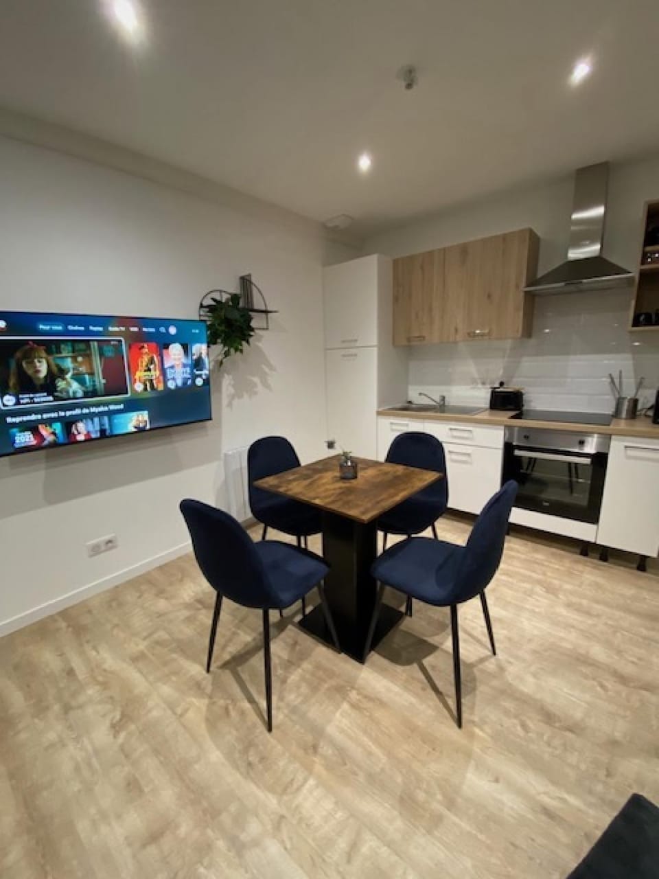 Kitchen or kitchenette, Dining area, pet friendly, stove