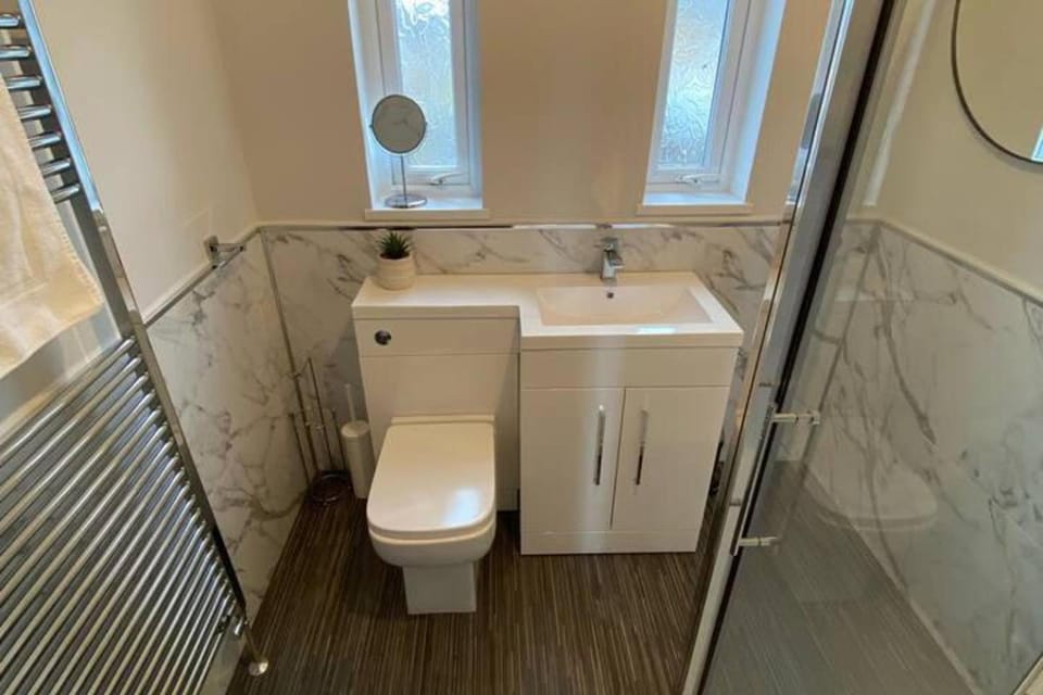 Storey Flat - Sleeps 4 - Pet friendly - Parking Apartment in England
