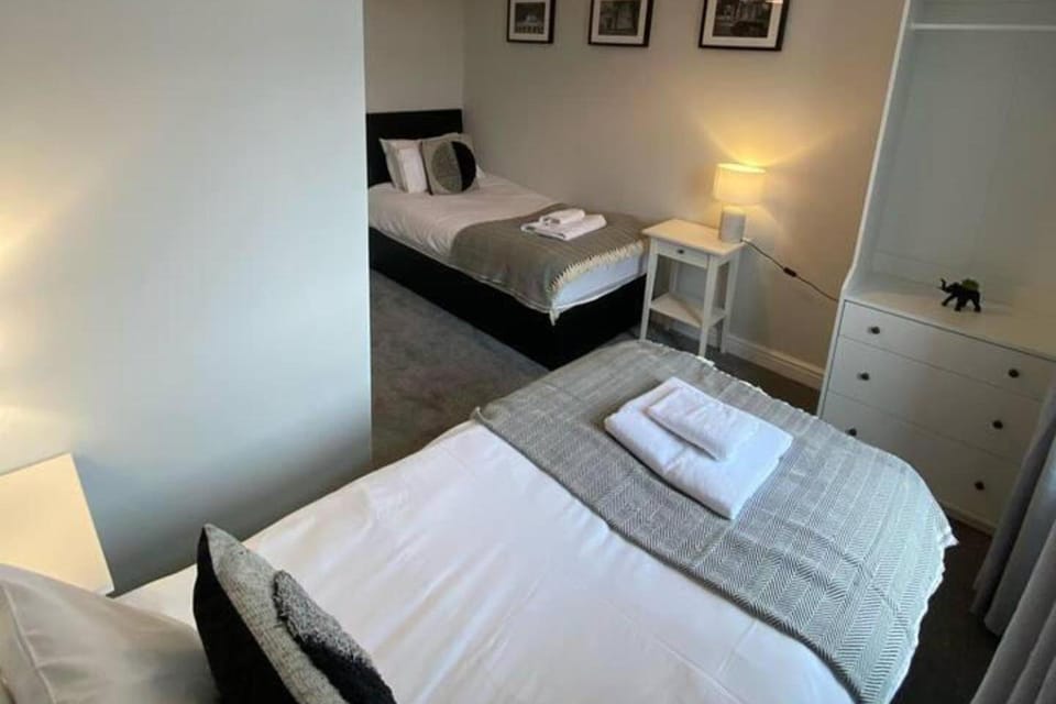 Storey Flat - Sleeps 4 - Pet friendly - Parking Apartment in England