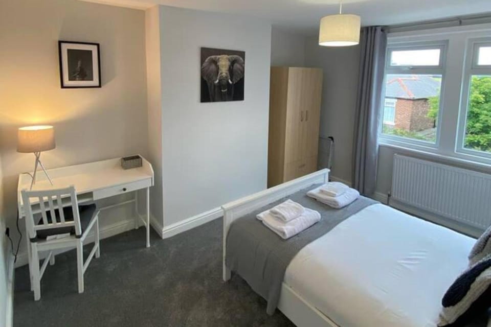 Storey Flat - Sleeps 4 - Pet friendly - Parking Apartment in England