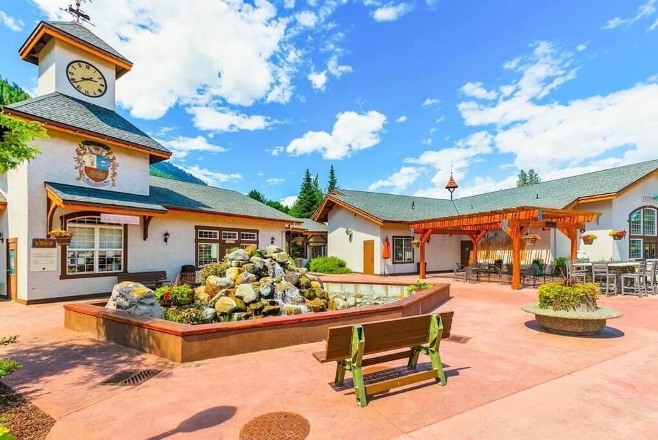 Romanna's all-season getaway at Icicle Village with pool and hot tub Apartment in Leavenworth