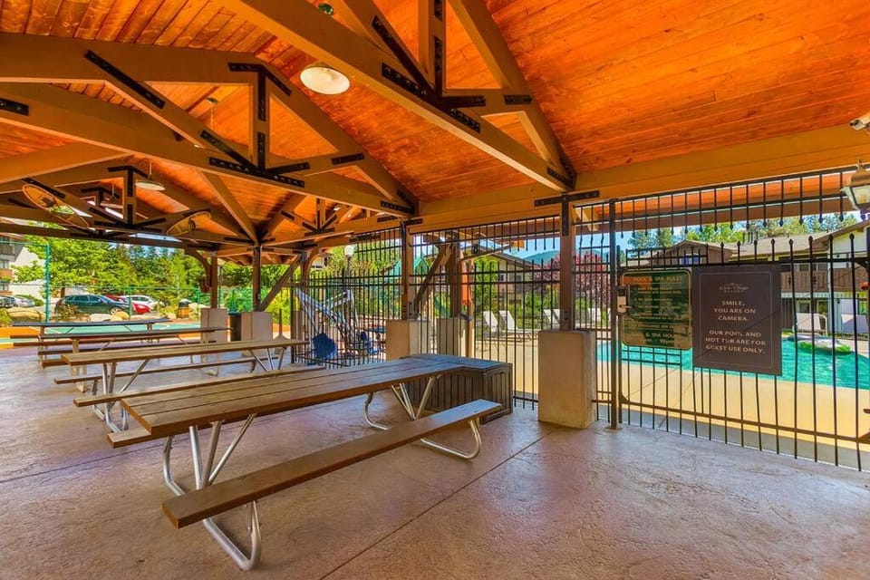 Romanna's all-season getaway at Icicle Village with pool and hot tub Apartment in Leavenworth