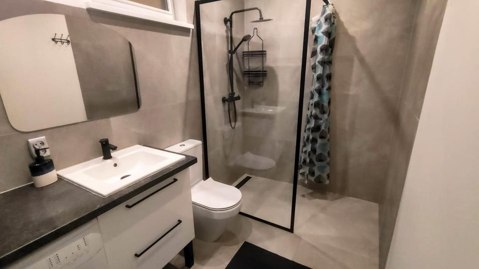 Shower, Toilet, Bathroom, towels, washing machine