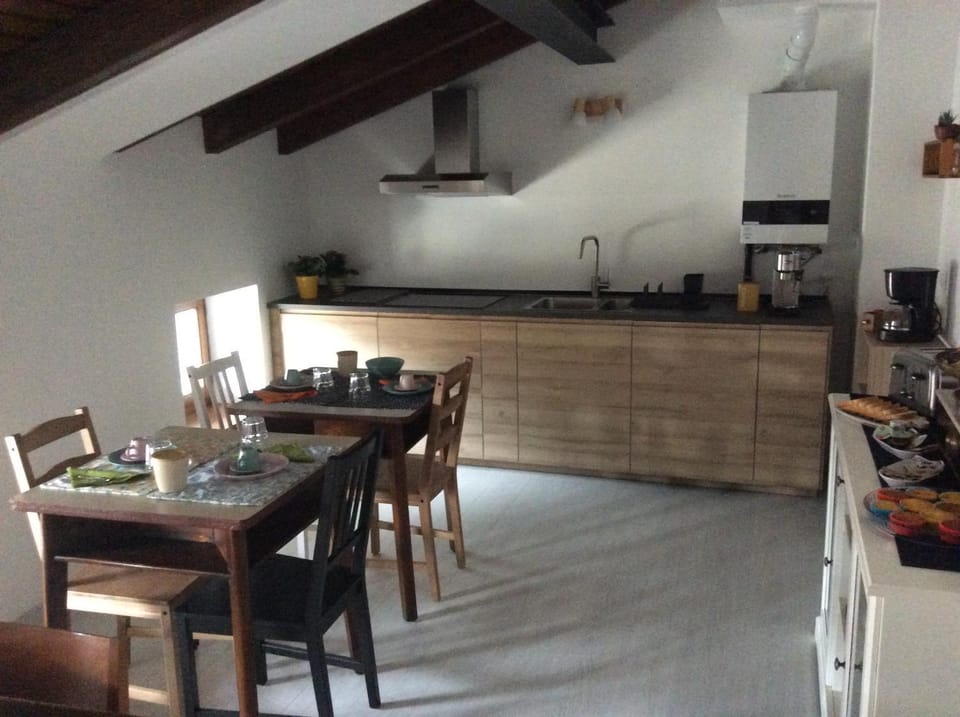 Kitchen or kitchenette, Dining area