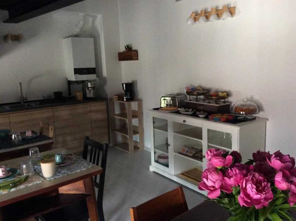 Kitchen or kitchenette, Dining area