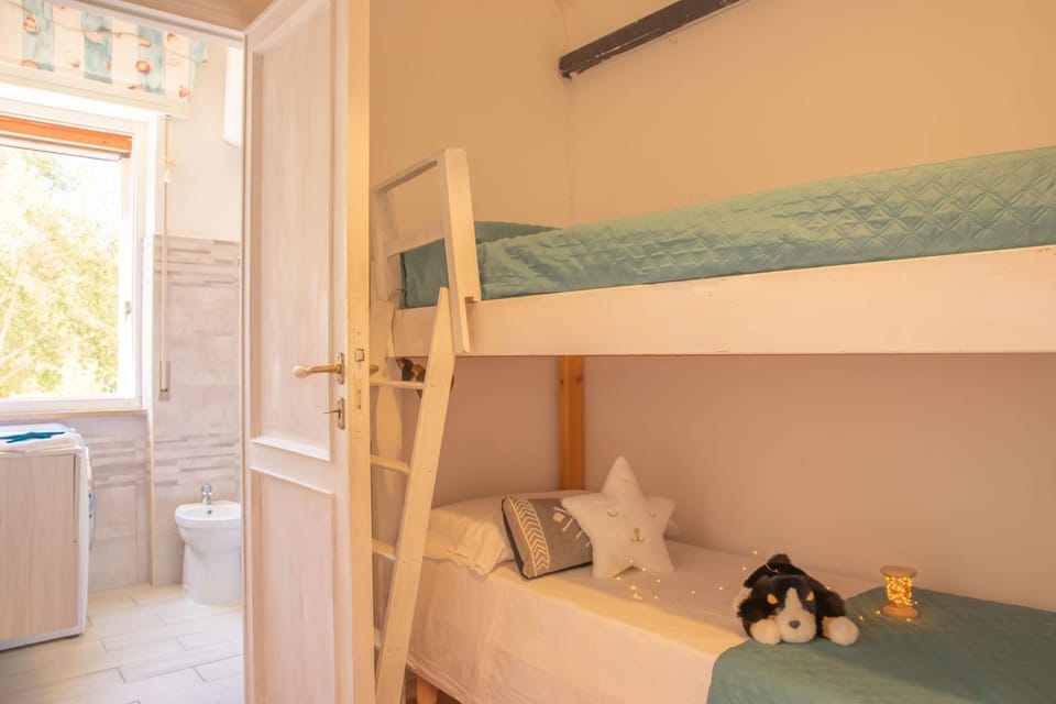 Bedroom, bunk bed