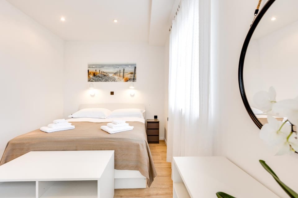 Bed, Bedroom, towels